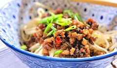 crispy minced pork with noodles