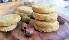 Olive seaweed crackers