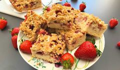 strawberry crumble cake