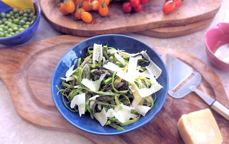 Raw asparagus salad