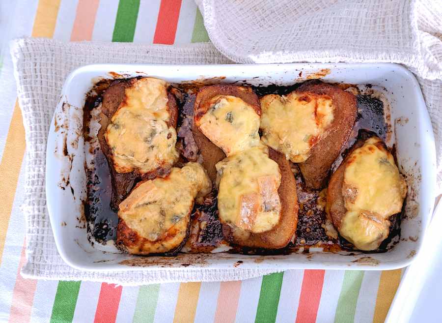 baked spiced pears with blue cheese