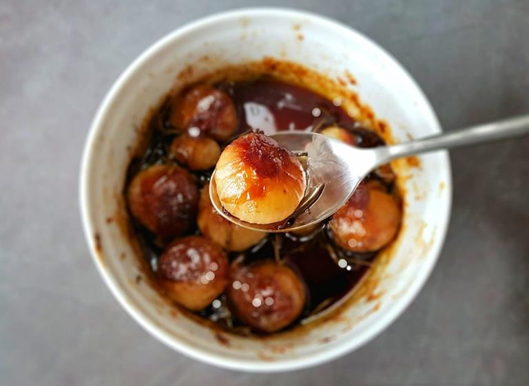 baked maple and balsamic shallots cuisinefiend.com