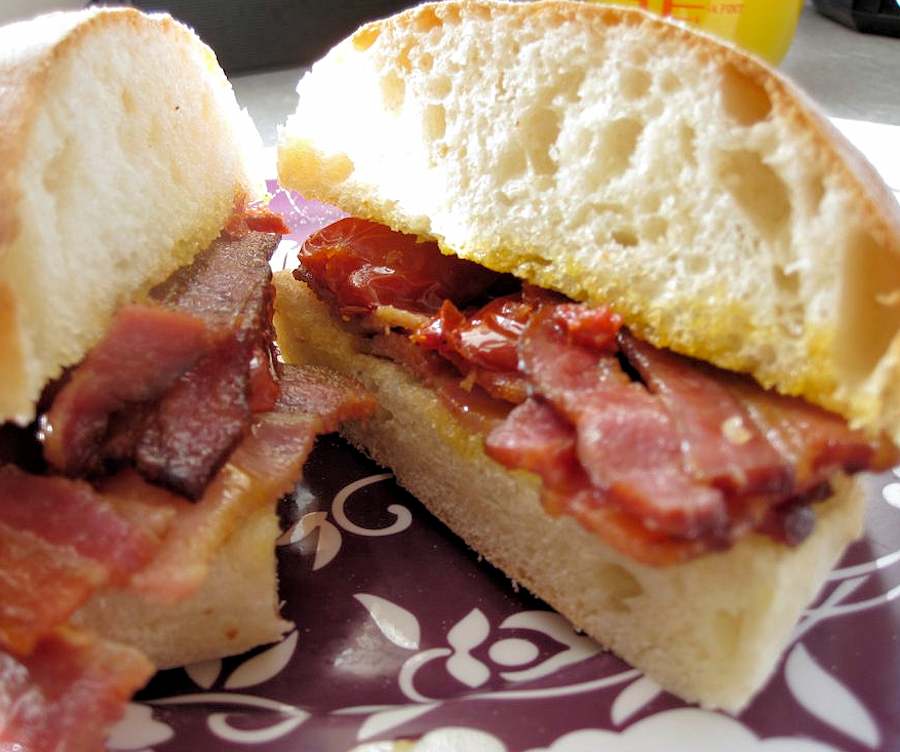 Wit bap maakt een ultieme bacon sandwich cuisinefiend.com