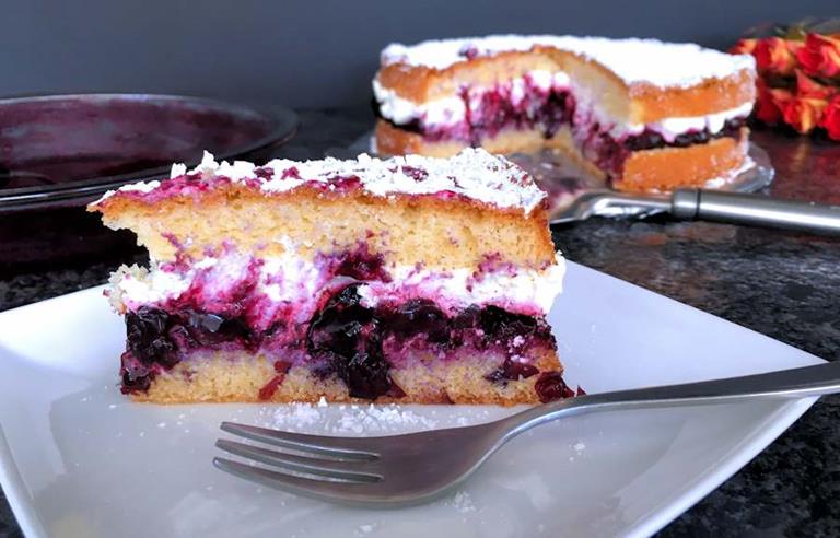 Blueberry and cream sponge cake cuisinefiend.com