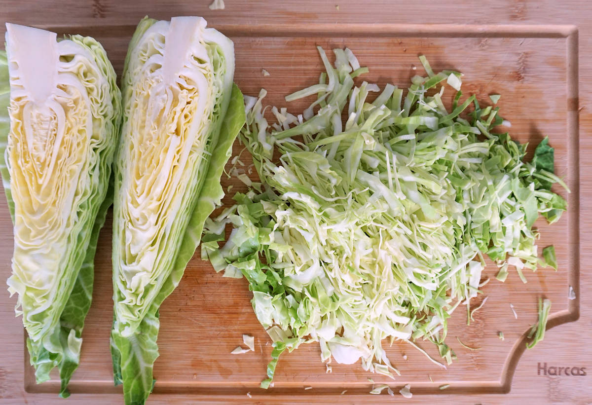 https://www.cuisinefiend.com/RecipeImages/Cabbage%20salad/shredding-cabbage.jpg