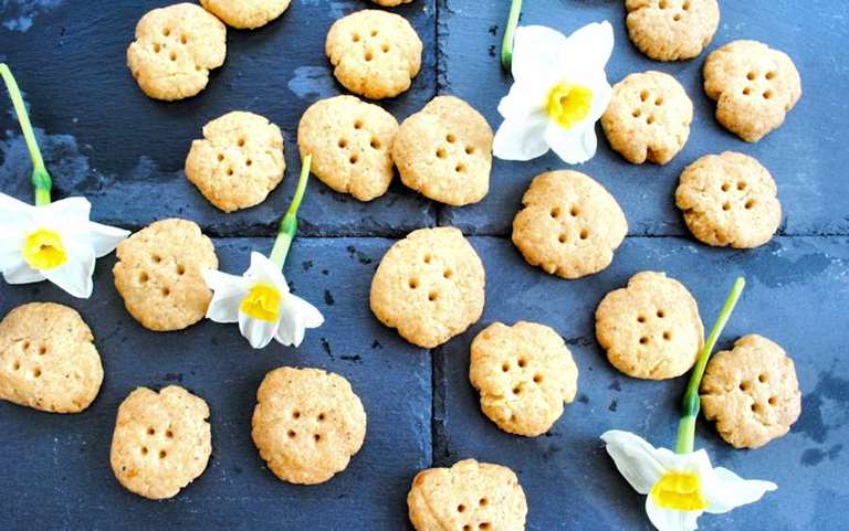 Cheese and black pepper buttons