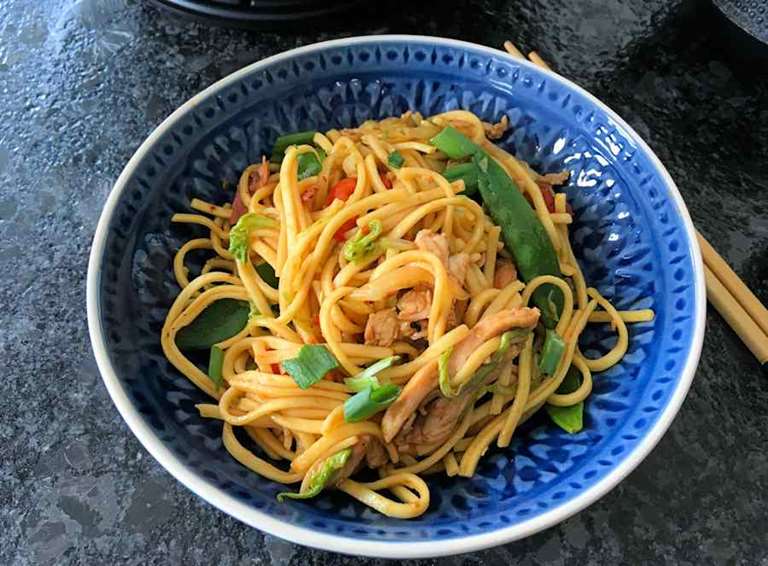 Chicken chow mein stir fry with noodles cuisinefiend.com