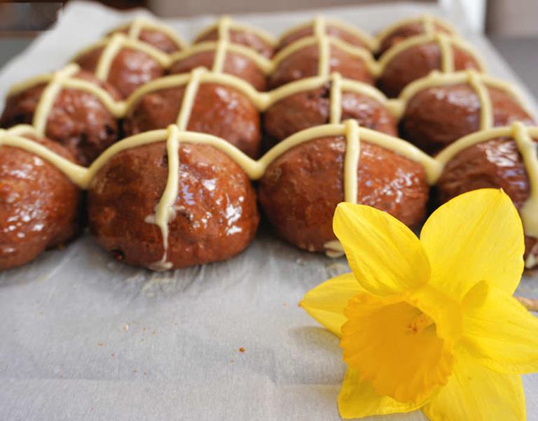 chocolate hot cross buns cuisinefiend.com