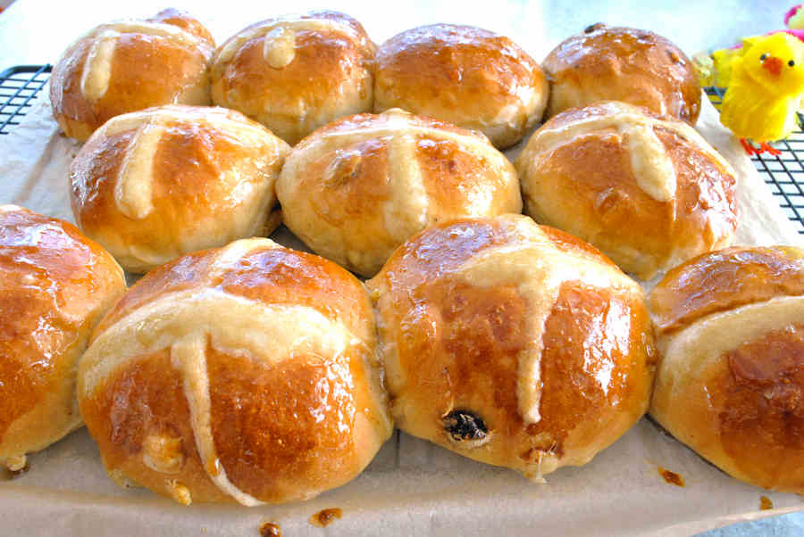 hot cross buns cuisinefiend.com