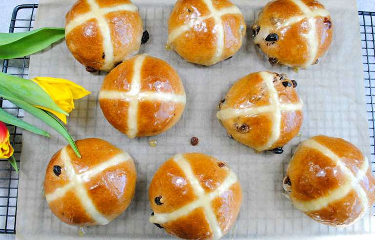 glazed hot cross buns cuisinefiend.com