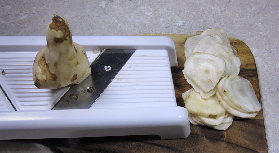 Slicing artichokes for gratin