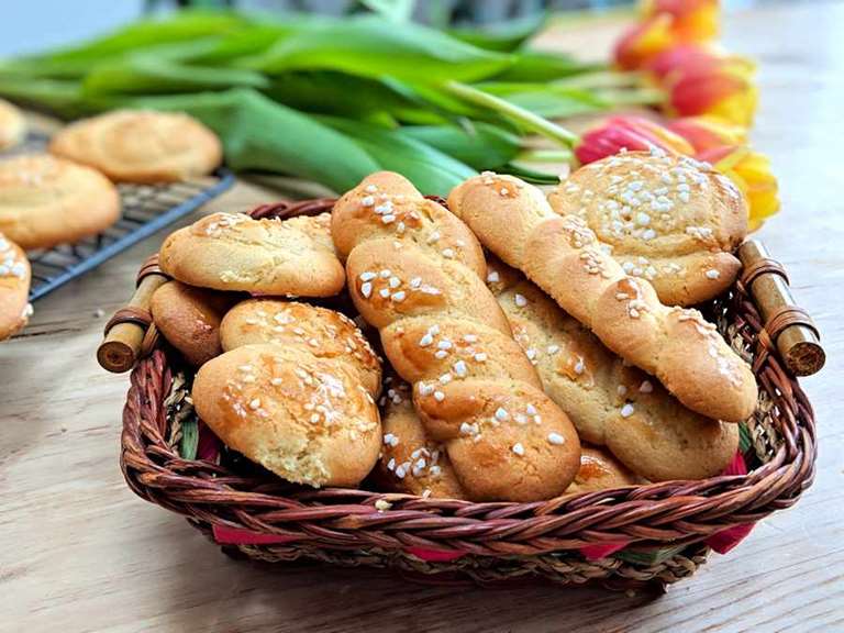 easter biscuits from greece cuisinefiend.com