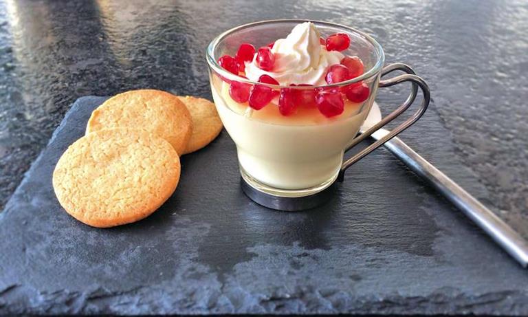 Lemon posset with crunchy biscuits