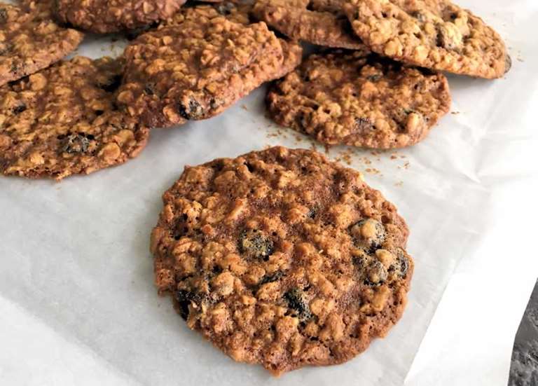Oatmeal raisin cookies