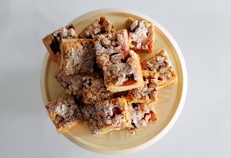 plum cake with streusel cuisinefiend.com