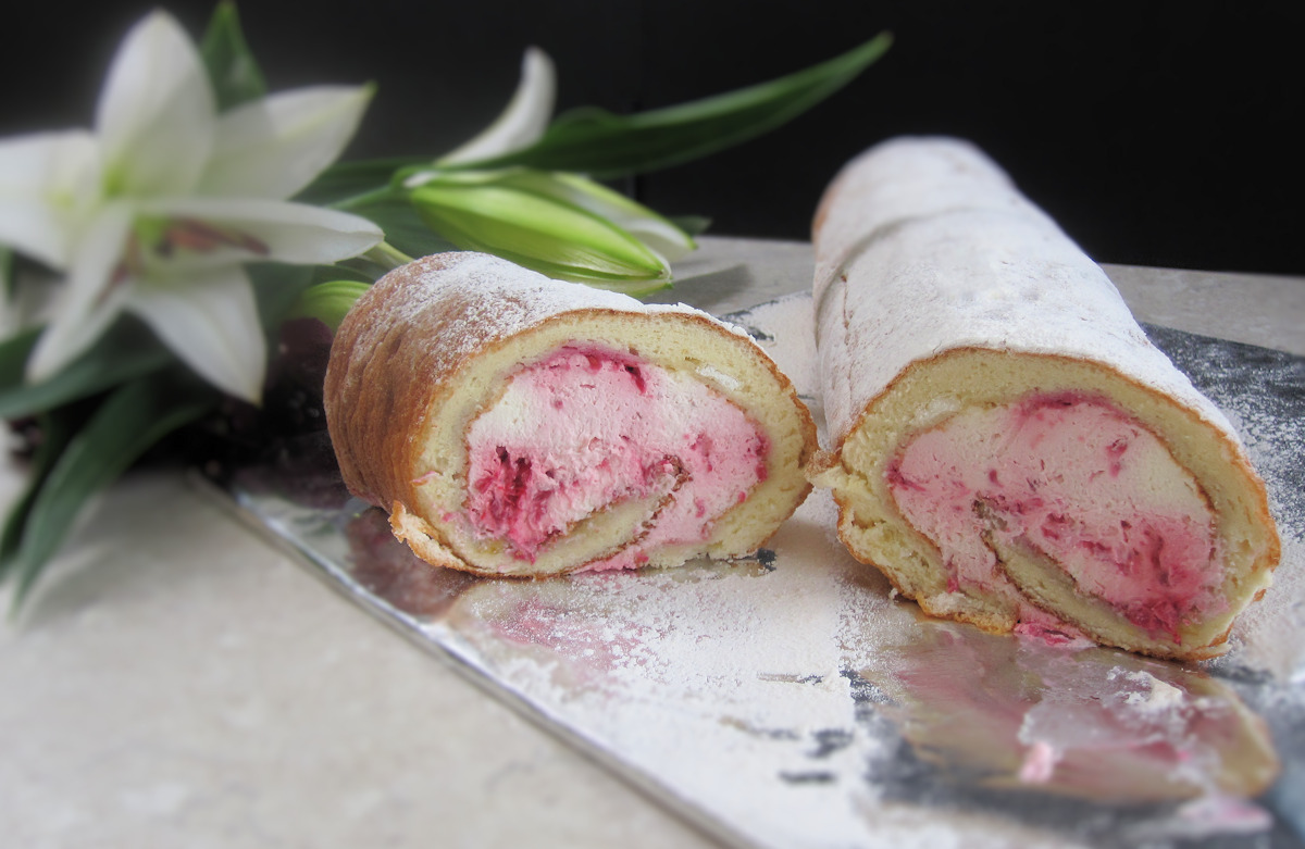 raspberry cream roulade cuisinefiend.com