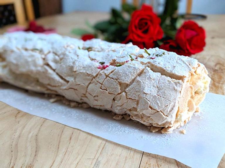raspberry meringue roulade cuisinefiend.com