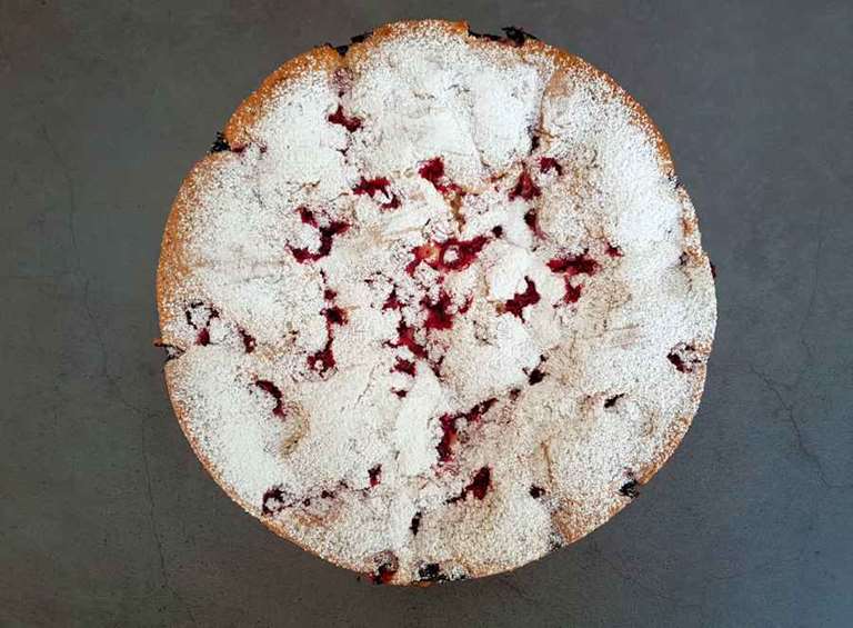 redcurrant sponge cake cuisinefiend.com