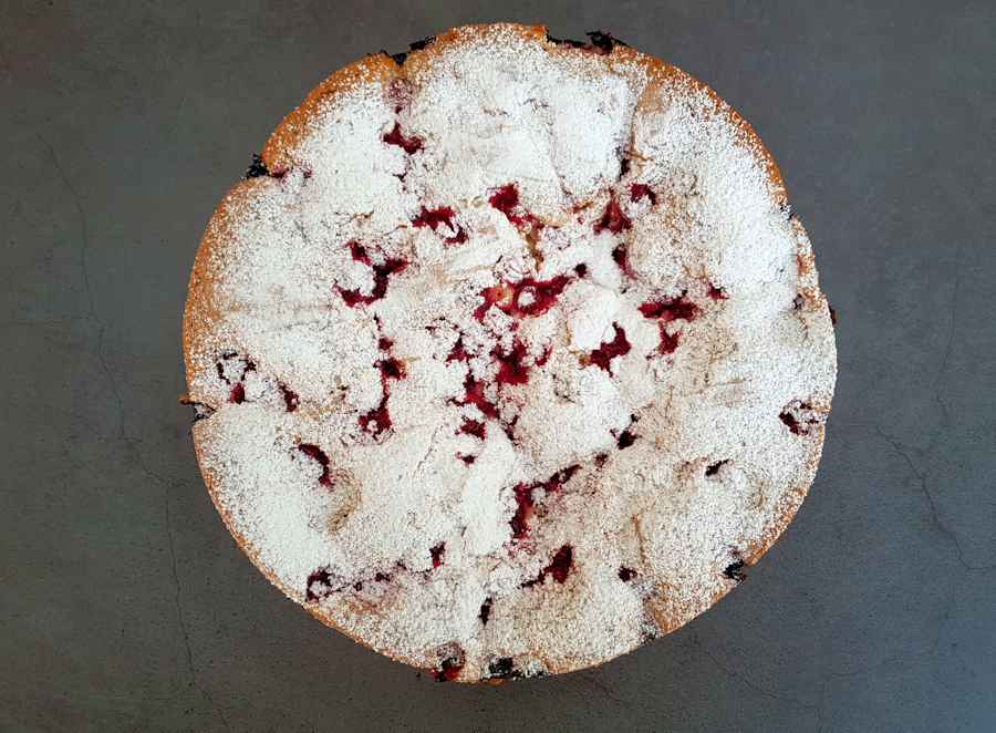 redcurrant sponge cake cuisinefiend.com