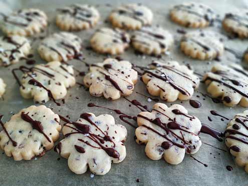 sables with cocoa nibs