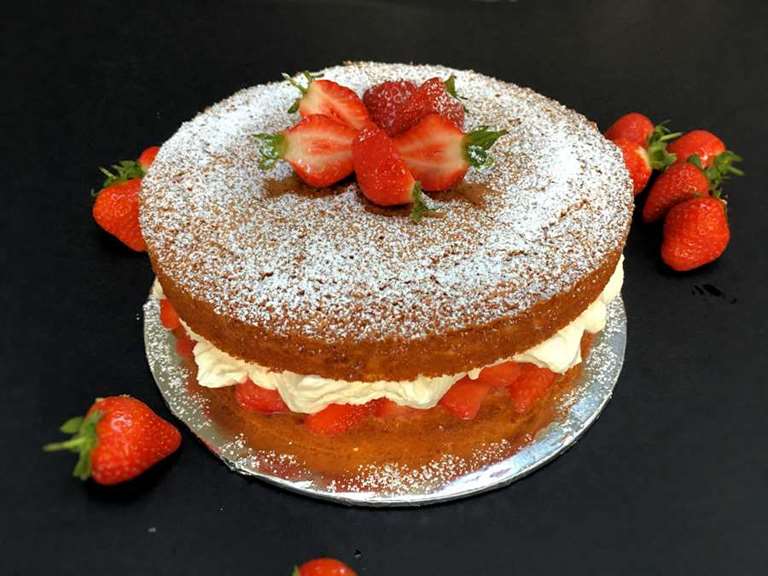 Victoria sponge with strawberries and cream cuisinefiend.com