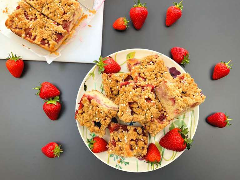 strawberry crumble cake cuisinefiend.com