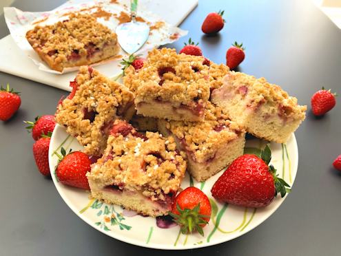 Strawberry crumble cake