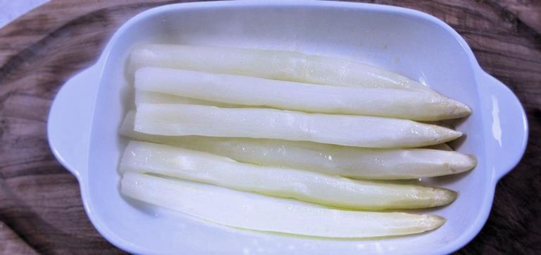 Cooked white asparagus