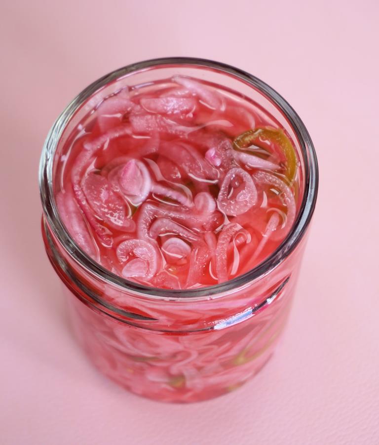 pickled red onions cuisinefiend.com