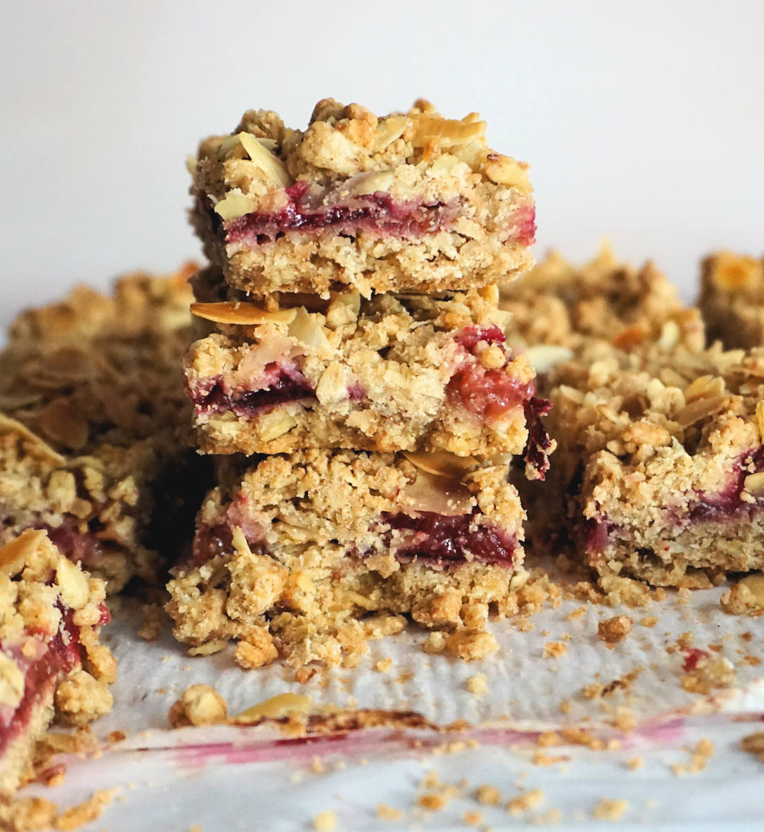 plum crumble breakfast bars cuisinefiend.com