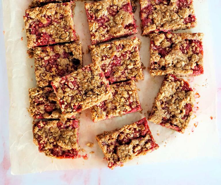 raspberry crumble bars cuisinefiend.com