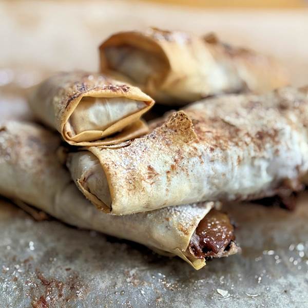 Apple pie filo rolls