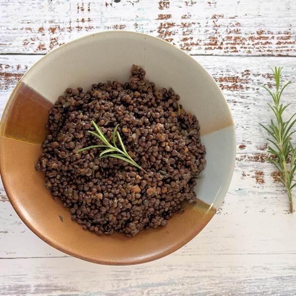Black lentils with garlic and thyme