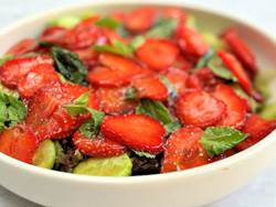green-salad-with-strawberries