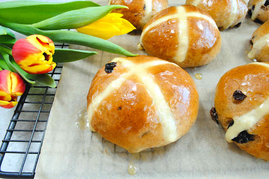 Sweet buns. Крестовые булочки hot Cross buns. Булочки с крестом на Пасху. Пасхальные булочки в Англии. Английские булочки на Пасху.